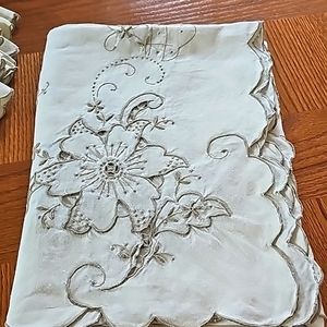 Linnen Table Cloth with 13 Napkins
